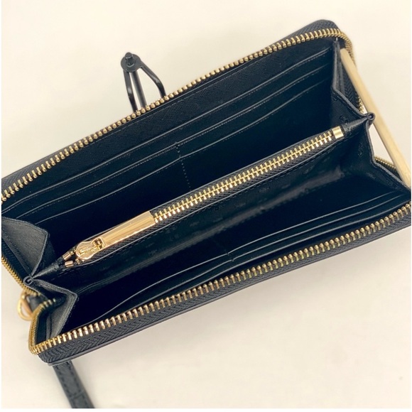 Tory Burch Emerson Large
Continental Wallet
Wristlet - Picture 5 of 14